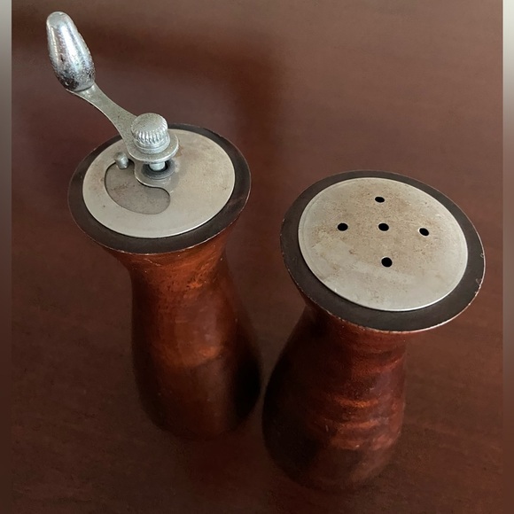 Olde Thompson Vintage Wooden Salt Shaker & Pepper Grinder Made in USA - Picture 4 of 7